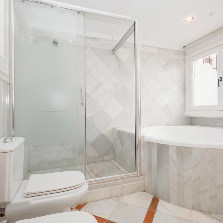 Holiday home, with direct access to the beach, sea views and south facing, in Puerto Banús - Apartment - 48