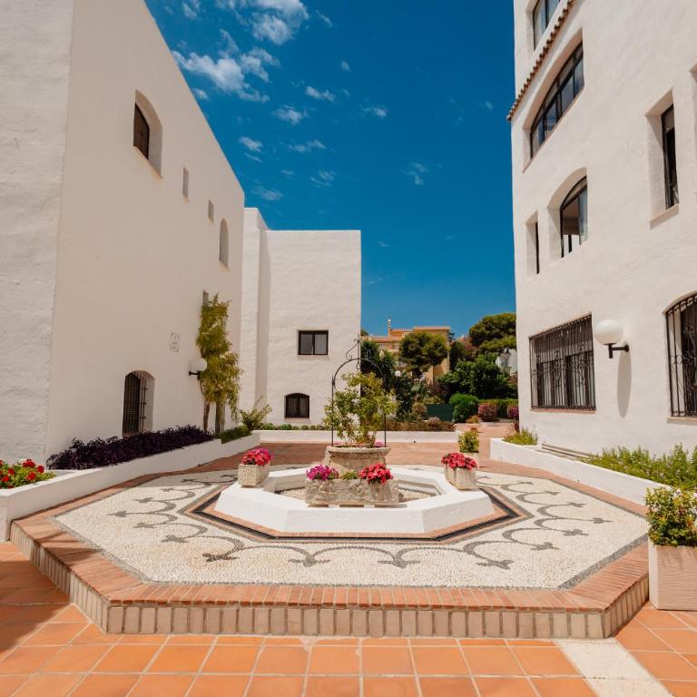 Holiday home, with direct access to the beach, sea views and south facing, in Puerto Banús - Apartment - 69