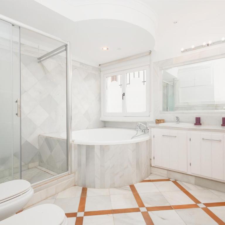 Holiday home, with direct access to the beach, sea views and south facing, in Puerto Banús - Apartment - 9