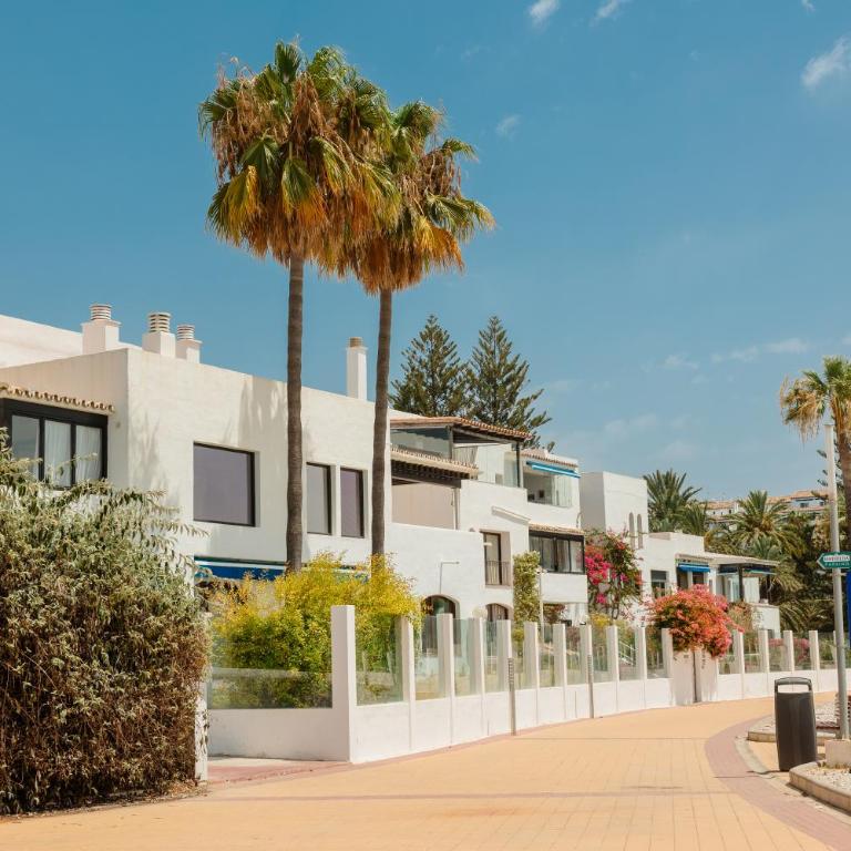 Holiday home, with direct access to the beach, sea views and south facing, in Puerto Banús - Apartment - 73