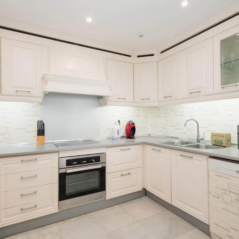 Holiday home, with direct access to the beach, sea views and south facing, in Puerto Banús - Apartment - 7