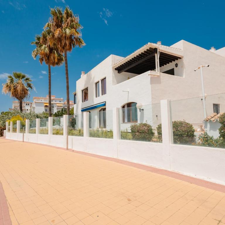 Holiday home, with direct access to the beach, sea views and south facing, in Puerto Banús - Apartment - 72