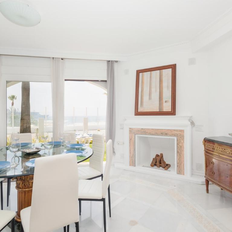 Holiday home, with direct access to the beach, sea views and south facing, in Puerto Banús - Apartment - 6