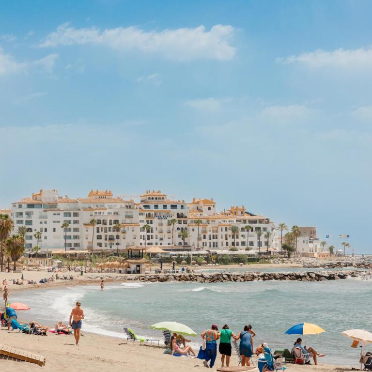 Holiday home, with direct access to the beach, sea views and south facing, in Puerto Banús - Apartment - 75
