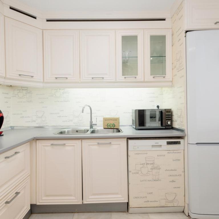 Holiday home, with direct access to the beach, sea views and south facing, in Puerto Banús - Apartment - 42