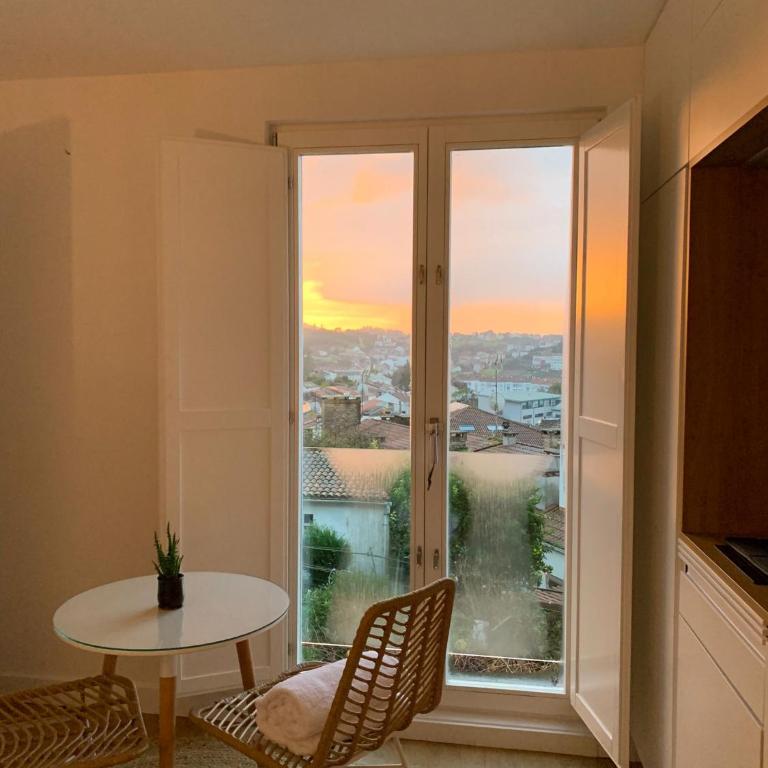 ALDARA SUITES - Studio Apartment with Queen Bed - 8