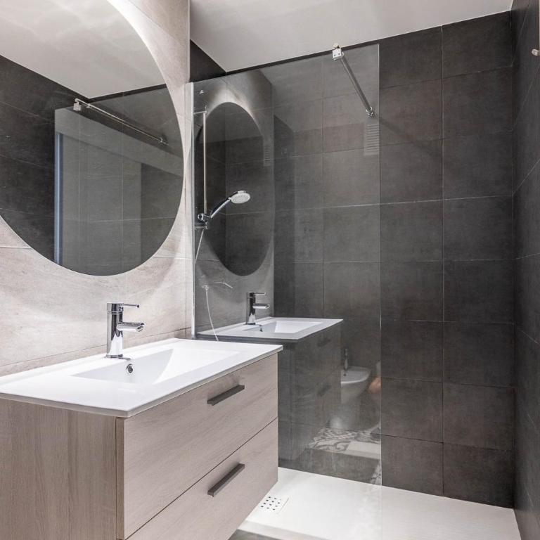 Amplísimo apartamento de diseño nuevo en el corazón de Triana, Parking included - Apartamento de 2 dormitorios - 24