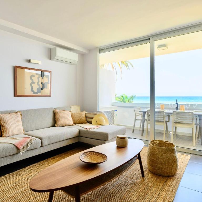 Charming 2 Bedroom Retreat with Beachfront Views - Apartment - 1