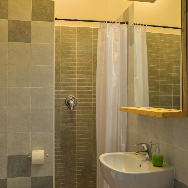 Al Riparo Affittacamere - Camera Matrimoniale con Bagno Privato - 4