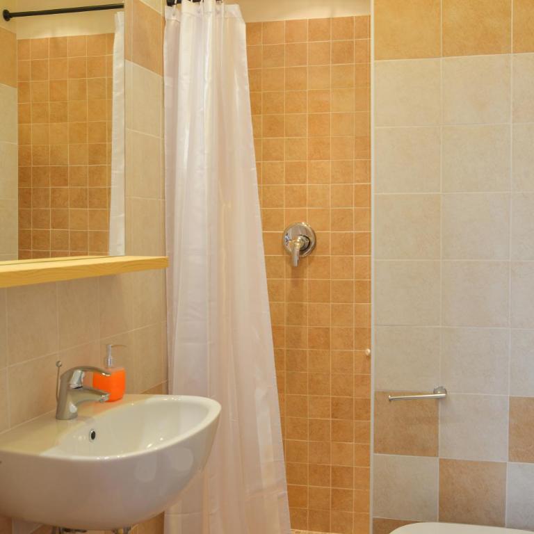 Al Riparo Affittacamere - Camera Matrimoniale/Doppia con Letti Singoli con Bagno Privato - 4