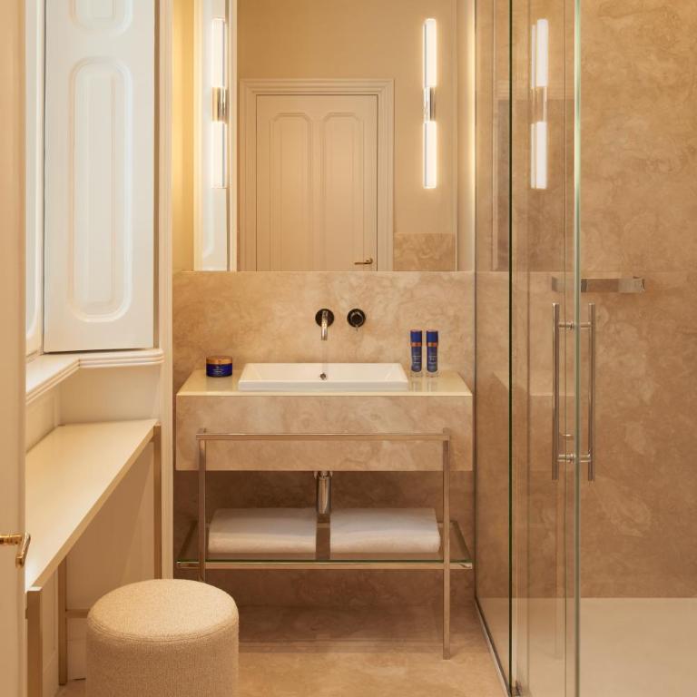 Amabilia Suites - Double Room with Cathedral View - 6