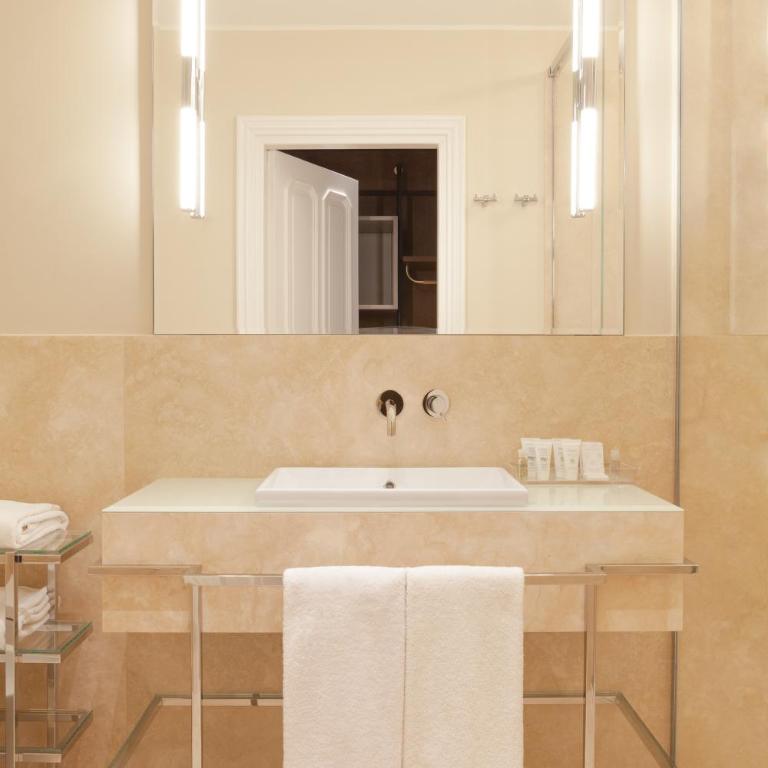 Amabilia Suites - Double Room with Cathedral View - 14