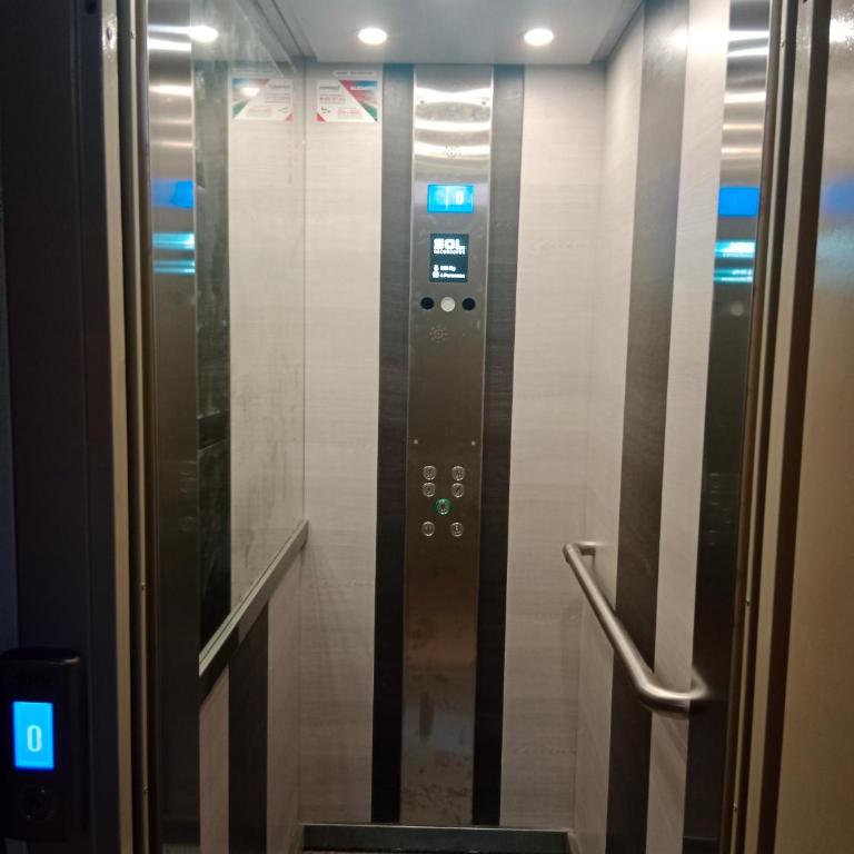 Room with private bathroom and balcony nearby the Mercado Central, center and beach - Double Room with Private Bathroom - 10