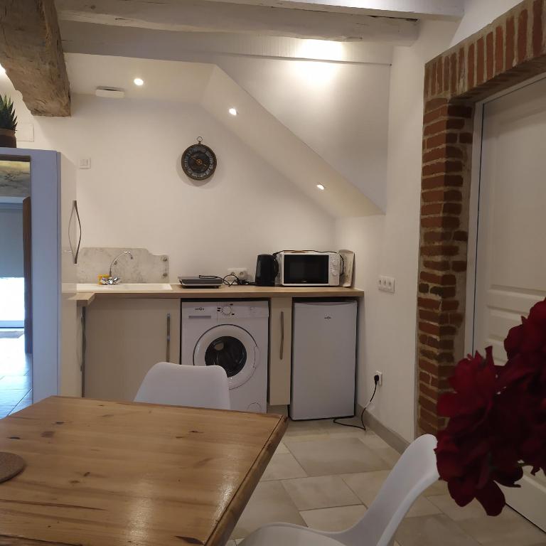 Proche de VICHY Le colombier studio tout confort parking privé - Studio Lit Queen-Size - 7