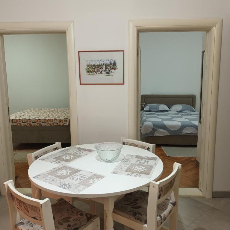 center_apartment_LUX - Two-Bedroom Apartment - 12