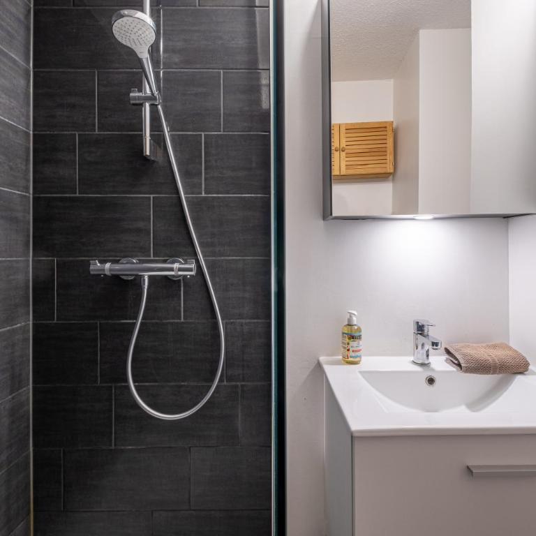 Gentianes - City center studio next to Aiguille du Midi lift - By Cozee Rentals - Studio-Apartment - 9