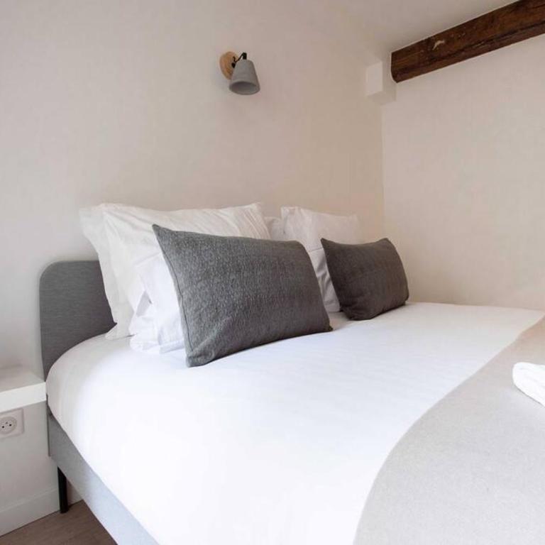 Sentier Historical Center II Luxury Design Apartment 3BR-8P - Three-Bedroom Apartment - 4