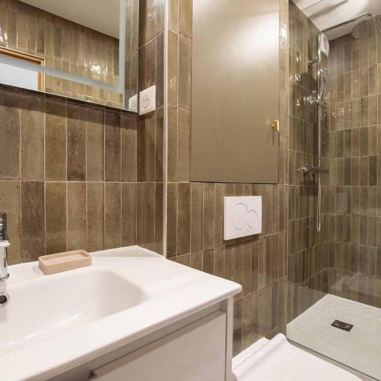 Sentier Historical Center II Luxury Design Apartment 3BR-8P - Three-Bedroom Apartment - 5