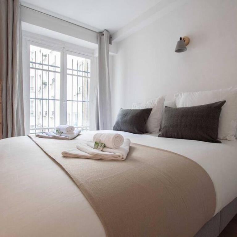 Sentier Historical Center II Luxury Design Apartment 3BR-8P - Three-Bedroom Apartment - 13