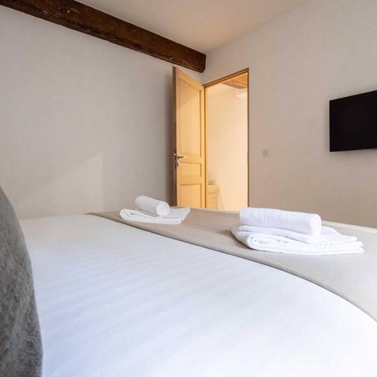 Sentier Historical Center II Luxury Design Apartment 3BR-8P - Three-Bedroom Apartment - 17