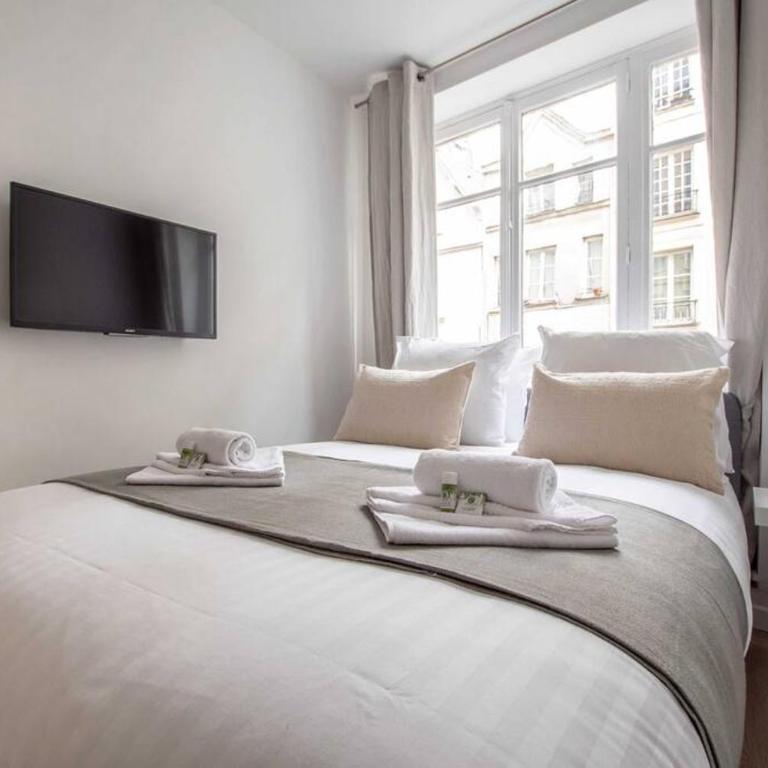 Sentier Historical Center II Luxury Design Apartment 3BR-8P - Three-Bedroom Apartment - 23