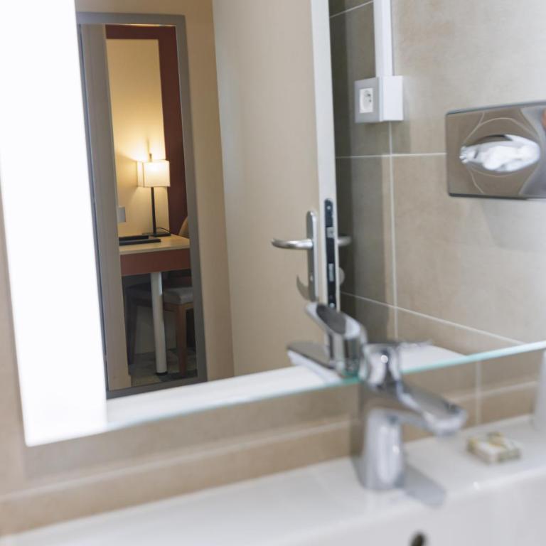 Hotel Des Remparts Lyon Perrache - Air-conditioned Single Room - 2