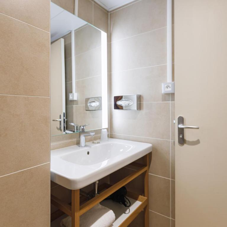 Hotel Des Remparts Lyon Perrache - Air-conditioned Single Room - 4