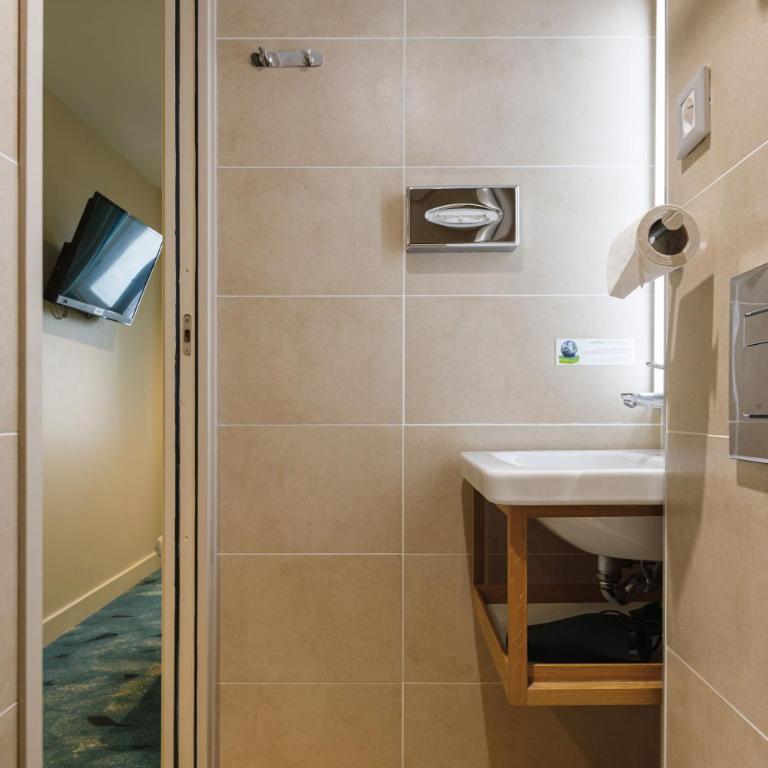 Hotel Des Remparts Lyon Perrache - Air-conditioned Classic Double Room - 3