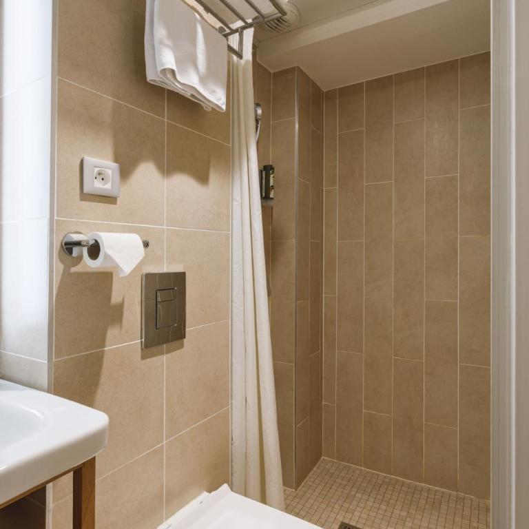 Hotel Des Remparts Lyon Perrache - Air-conditioned Classic Double Room - 8
