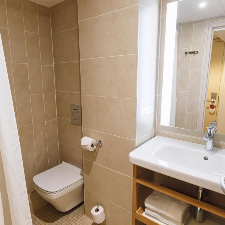 Hotel Des Remparts Lyon Perrache - Air-conditioned Classic Double Room - 9