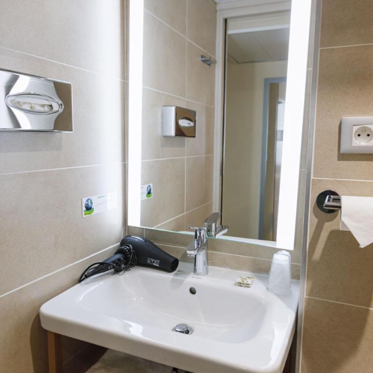 Hotel Des Remparts Lyon Perrache - Air-conditioned Classic Double Room - 7