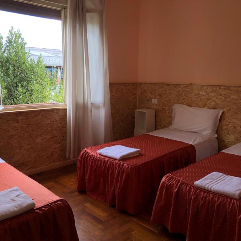 Venice Treviso Airport Bed - Economy Dreibettzimmer mit Gemeinschaftsbad - 2