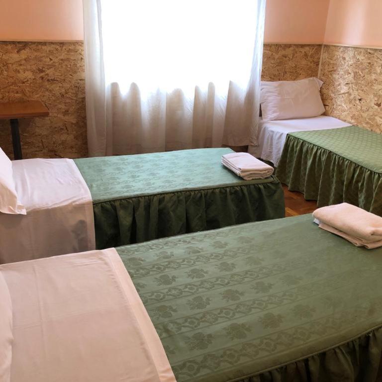 Venice Treviso Airport Bed - Economy Dreibettzimmer mit Gemeinschaftsbad - 1