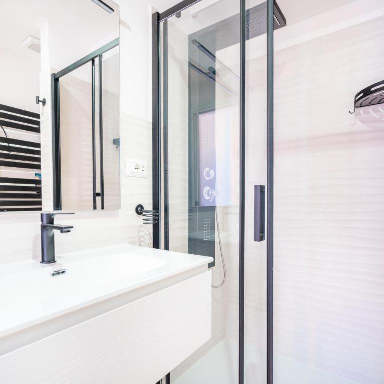 Sunscape Rooms Cagliari City Center - Camera Matrimoniale Deluxe con Balcone - 7