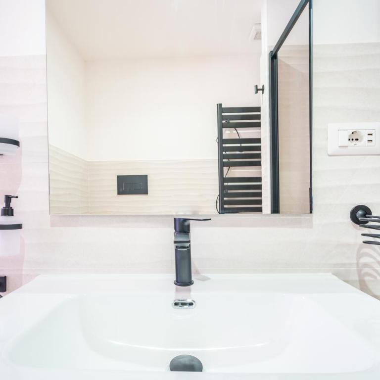 Sunscape Rooms Cagliari City Center - Camera Matrimoniale Deluxe con Balcone - 29