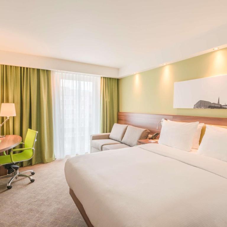 Hampton By Hilton Munich City West - Habitación con cama grande y sofá - 2