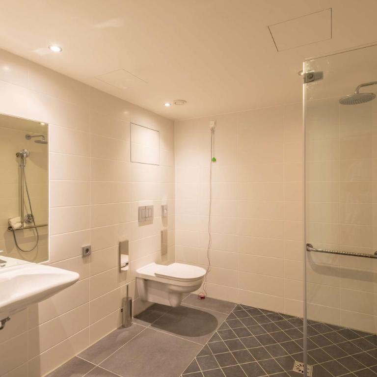 Hampton By Hilton Munich City West - Habitación con cama grande adaptada para personas de movilidad reducida - 2