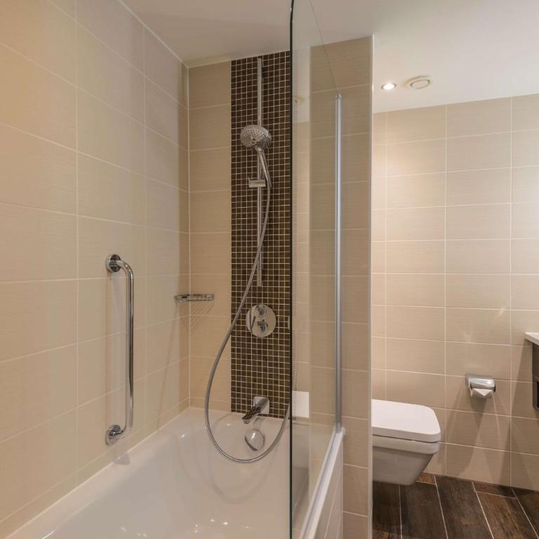 Hilton Garden Inn Munich City West - Zimmer mit Queensize-Bett und Sofa - 4