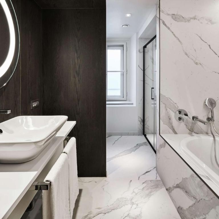DoubleTree By Hilton Trieste - Camera Familiare King Deluxe - 1