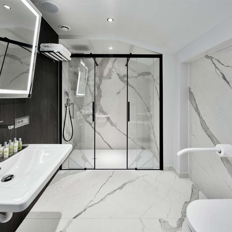 DoubleTree By Hilton Trieste - Camera King con Accesso Ospiti Disabili - 3