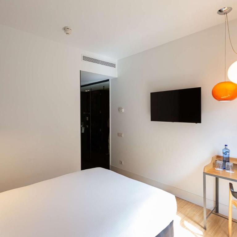 Alexandra Barcelona Hotel, Curio Collection by Hilton - Cozy Queen Room - 1