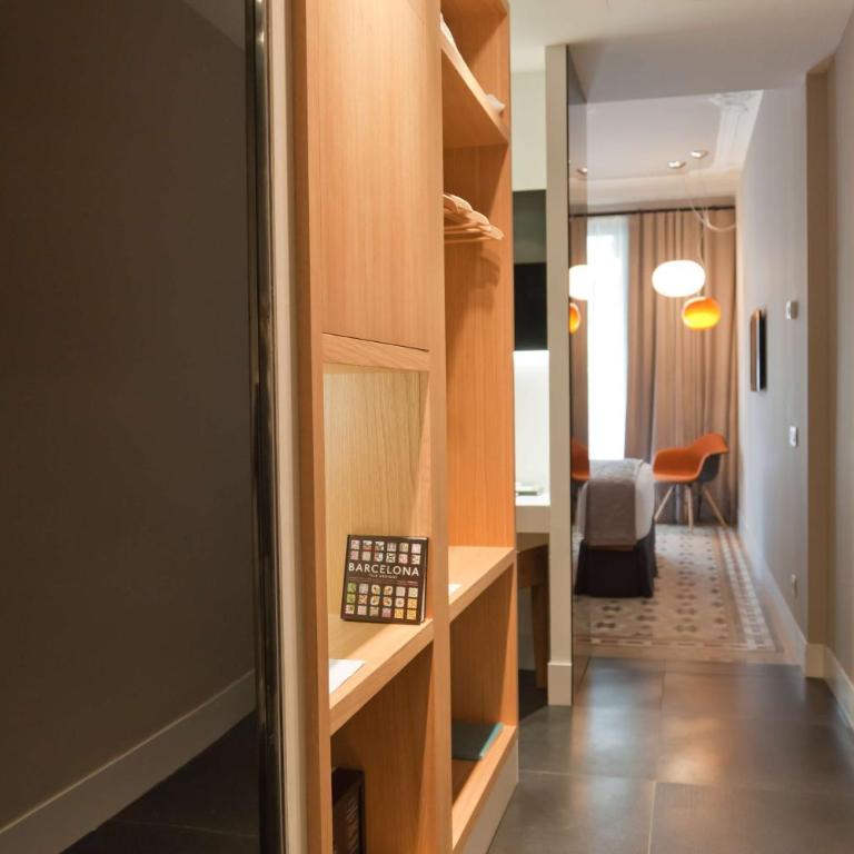 Alexandra Barcelona Hotel, Curio Collection by Hilton - Classic Queen Room - 2