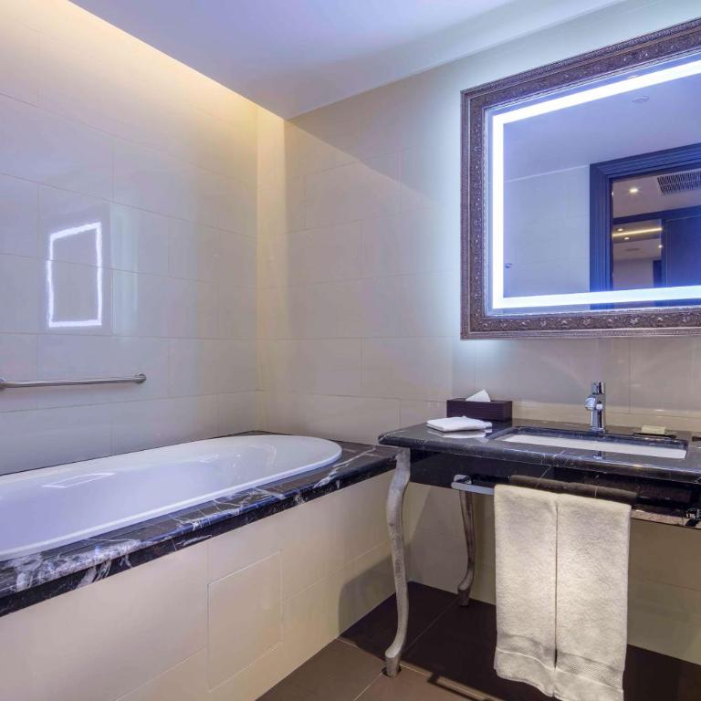 Hilton Podgorica Crna Gora - King Room with Park View - 2