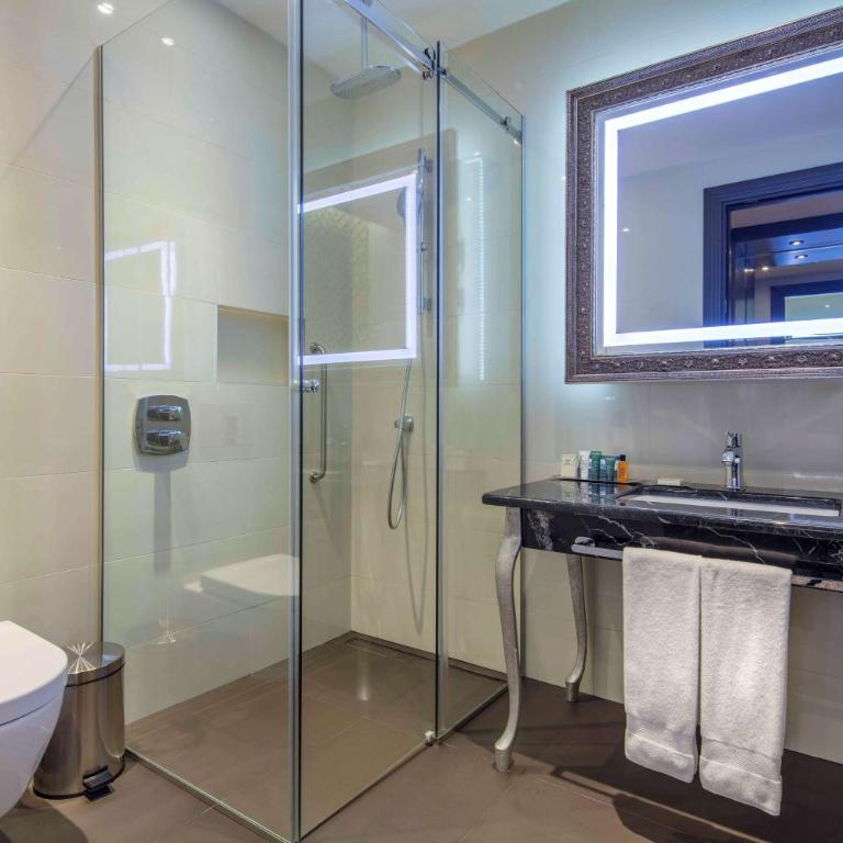 Hilton Podgorica Crna Gora - King Room - Mobility Access - 3
