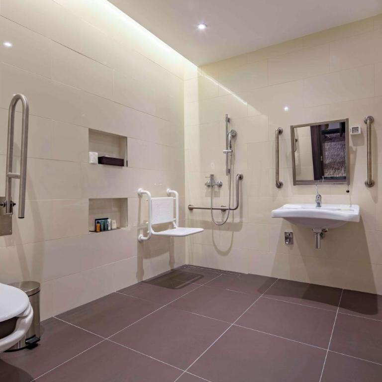 Hilton Podgorica Crna Gora - King Room - Mobility Access - 4
