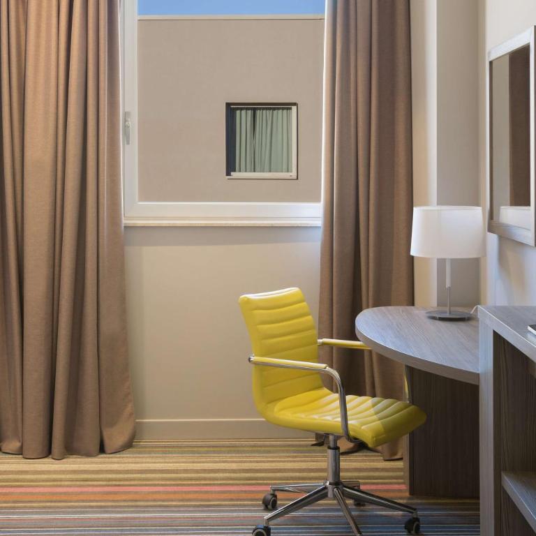 Hampton By Hilton Rome East - Camera Queen con Divano - 2