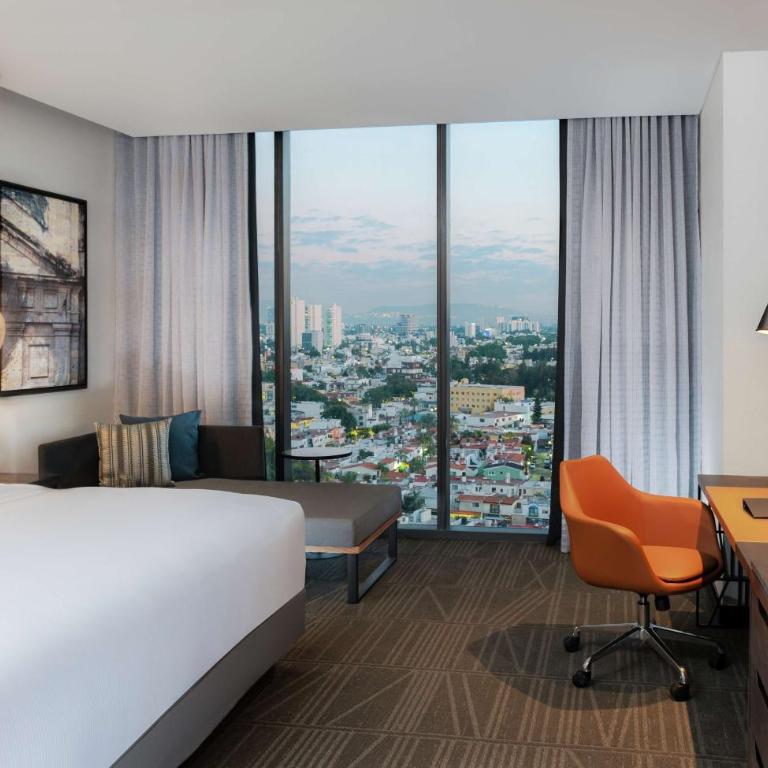 Hilton Guadalajara Midtown - Habitación con cama extragrande. - 1
