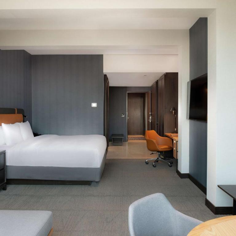 Hilton Guadalajara Midtown - Suite Junior con cama extragrande y zona de estar - 3