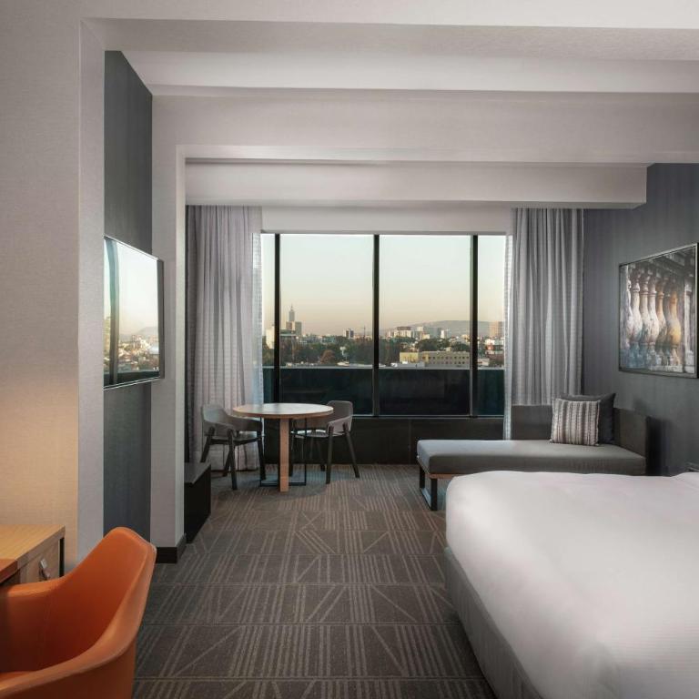 Hilton Guadalajara Midtown - Suite Junior con cama extragrande y zona de estar - 4