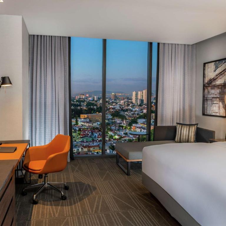 Hilton Guadalajara Midtown - Habitación con cama extragrande y vistas a la ciudad - 4